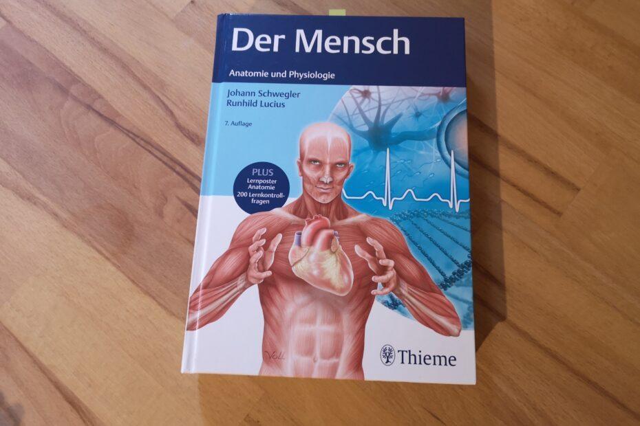 Der Mensch - Thieme Verlag - Cover auf dem Schreibtisch